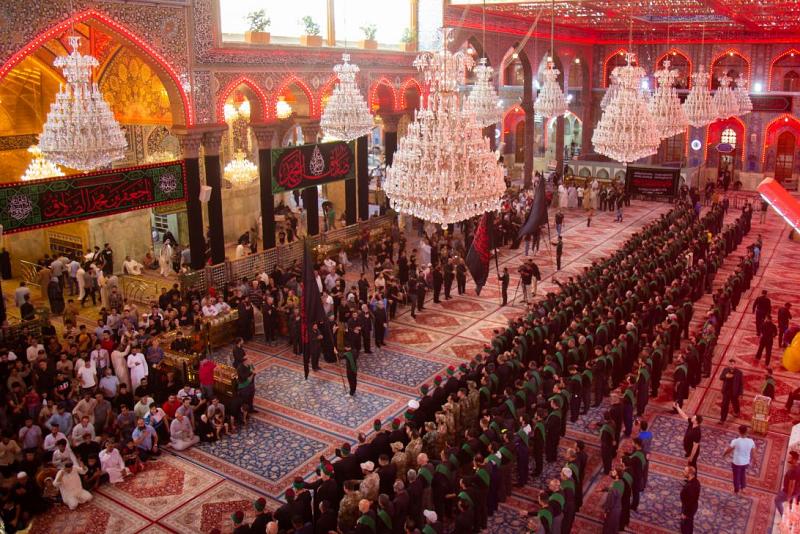 خدّامُ مرقد أبي الفضل العبّاس (عليه السلام) يندبون إمامهم الصادق عند مرقد جدّه وعمّه (عليهما السلام)