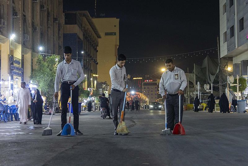 قسم بين الحرمين ينفذ حملته الدورية لتنظيف الطرق المؤدية إلى العتبة العباسية المقدسة