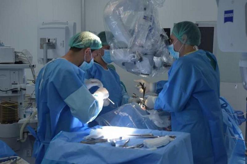 أطبّاء الكفيل ينجحون بتعديل تحدّبٍ مع انحرافٍ جانبيّ شديد في العمود الفقريّ لمريضٍ ثلاثينيّ