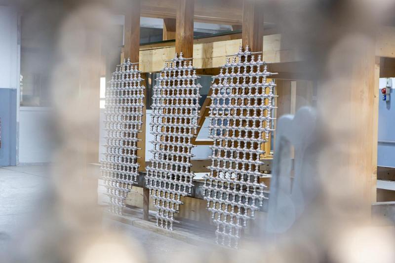 الانتهاءُ من تصنيع الأجزاء المعدنيّة لمشبّكات شبّاك السيّدة زينب (عليها السلام)