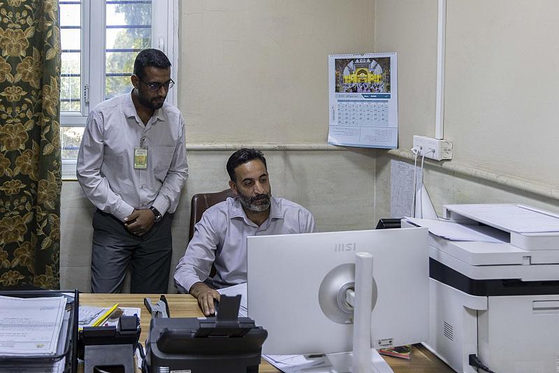 قسم المخازن يتابع أعمال الخزن في مزرعة السدر النموذجية