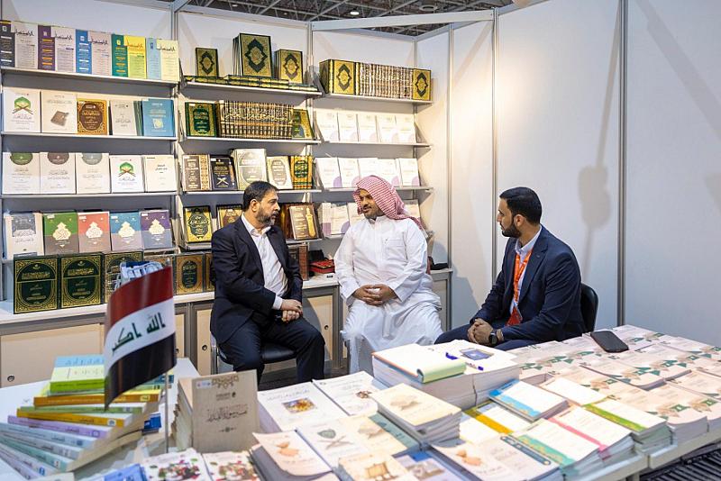 جناح المجمَع العلمي للقرآن الكريم يشهد إقبالًا كبيرًا في معرض الشارقة الدولي للكتاب
