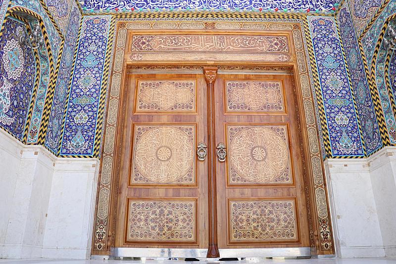 قسم صناعة شبابيك الأضرحة ينتهي من أعمال تجديد أحد أبواب مرقد السيد محمد (عليه السلام) بقضاء بلد