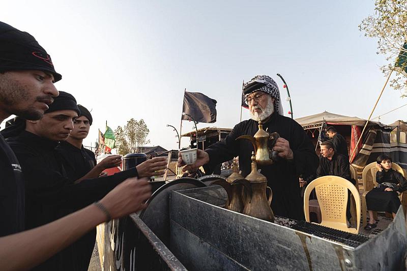 يقول الحاج مزعل العيساوي: لقد نشأتُ في مجتمعٍ يتّخذ من الديوان مركزًا اجتماعيًّا أصيلًا له، تكون فيه القهوة رمز الضيافة، وأرى مسير الزائرين كلّه عبارة عن ديوانٍ سيّدُهُ هو الإمام الحسين (عليه السلام)، والزوّار هم ضيوفُ الإمام وما أنا إلّا خادمٌ في ديوانه. أحرصُ على أن تكون تعاليم ضيافة الديوان متأصّلة في أحفادي المتواجدين في موكبنا، وأغرسها في نفوسهم منذ الصغر..