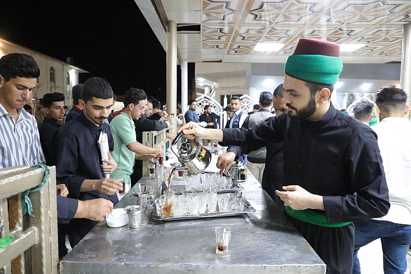 في سامراء.. موكبُ العتبة العبّاسية يقدّم خدماته لزائري الإمامين العسكريّين (عليهما السلام)