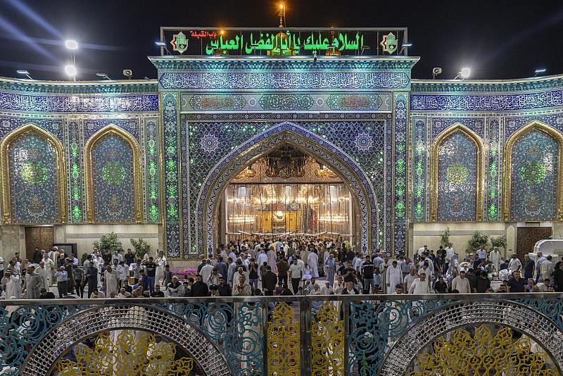 وسط أجواء عبادية.. المؤمنون يحيون ليلة الجمعة عند مرقد أبي الفضل العباس (عليه السلام)