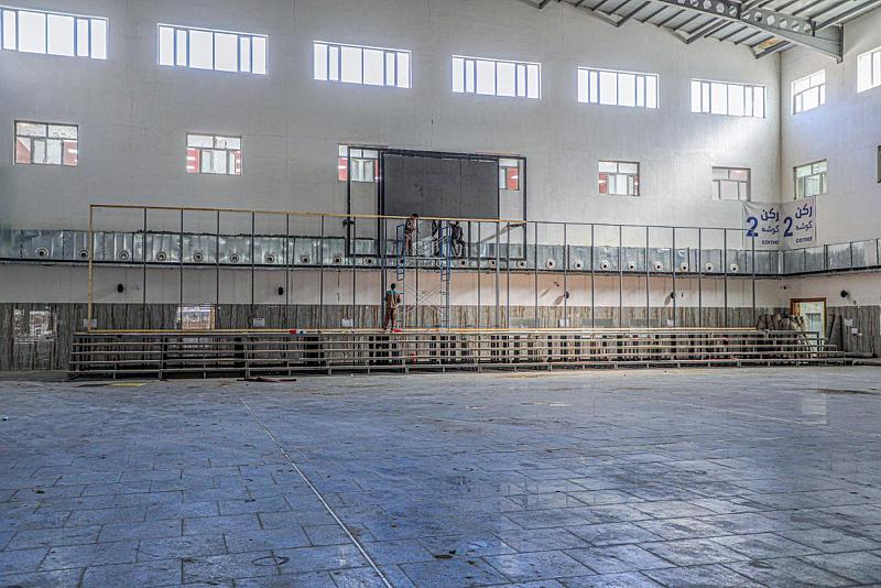 قسم الصناعات يواصل تجهيز منصّة حفل تخرّج طالبات الجامعات في مجمع أبي الفضل العباس (عليه السلام)
