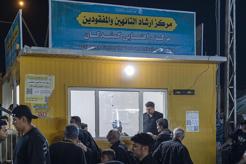على محور النجف.. مراكز إرشاد التائهين تؤدي خدماتها الإرشادية للزائرين