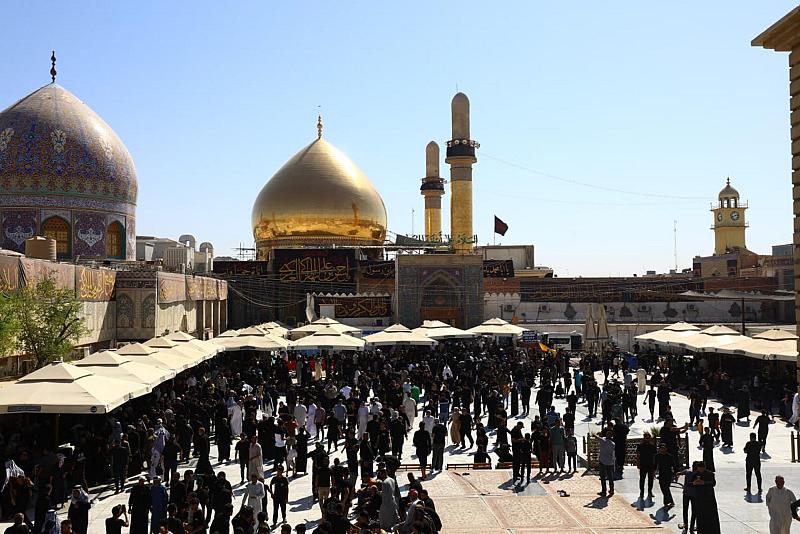 الزائرون يحيون ذكرى شهادة الإمام الحسن العسكري (عليه السلام) في سامراء