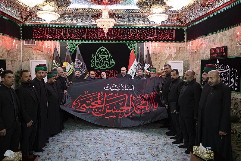 العتبة العباسية تسلم راية الإمام الحسن (عليه السلام) للعتبة الحسينية المقدسة