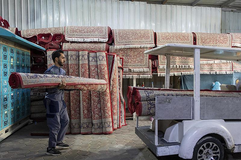 عبر فرش السجاد.. قسمُ الشؤون الخدمية يهيّئ أماكن لاستراحة الزائرين في كربلاء