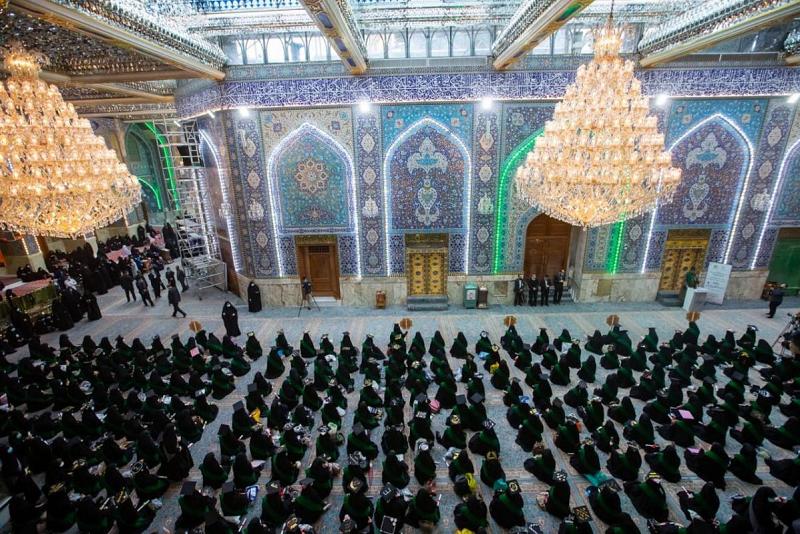 طالباتٌ جامعيّاتٌ يؤدّين قَسَم التخرّج في صحن أبي الفضل العبّاس (عليه السلام) ضمن دفعة بنات الكفيل الثانية
