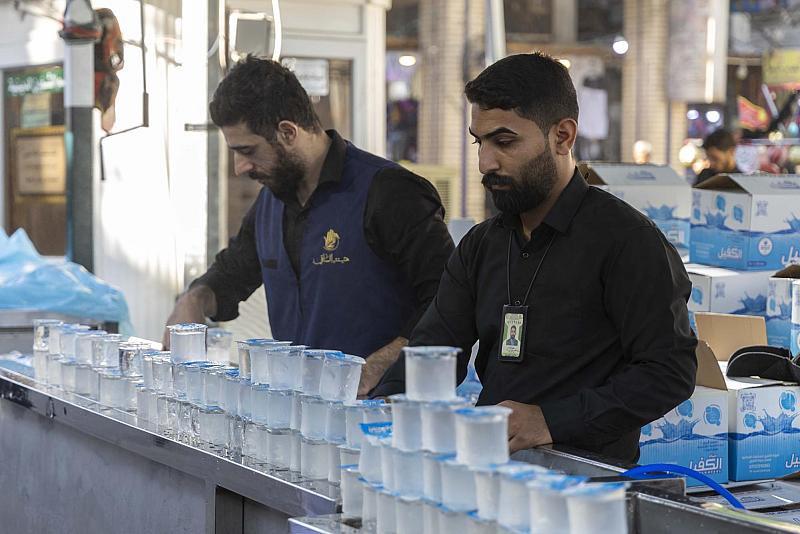 عبر موكبه الخدمي.. قسم الشؤون الخدمية يقدم المياه المبردة للزائرين