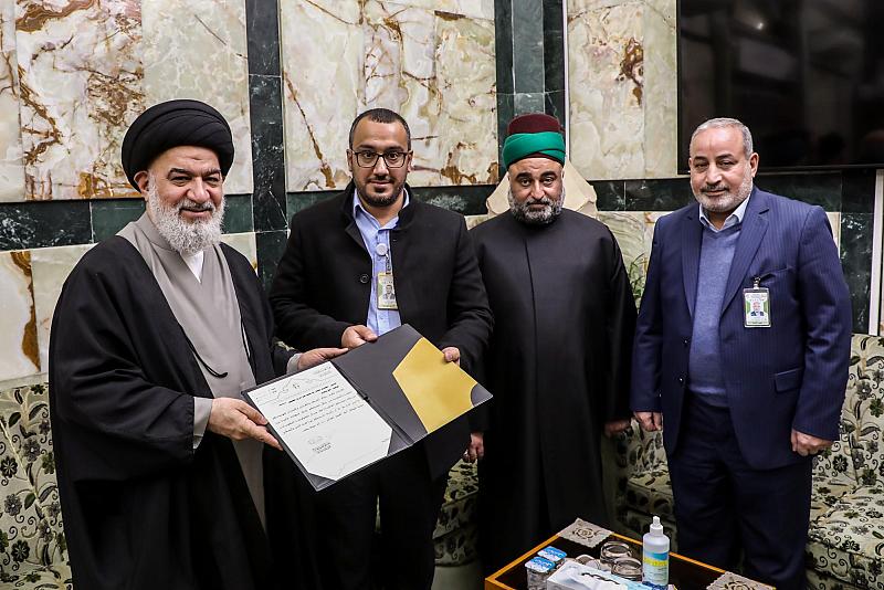 السيد الصافي يكرم أحد منتسبي قسم المشاريع الهندسية لحصوله على شهادة عالمية 
