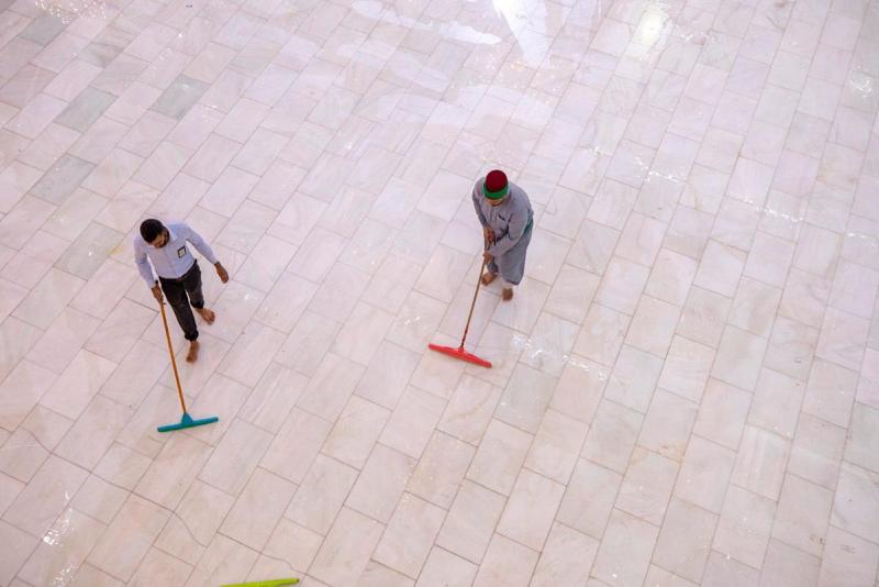 خدّمة العتبة العباسية المقدسة تنهي اعمال غَسْلِ وفَرْشِ حرمِ وصحنِ مرقدِ أَبي الفضلِ العَبّاسِ (عَلَيهِ السَّلامُ)