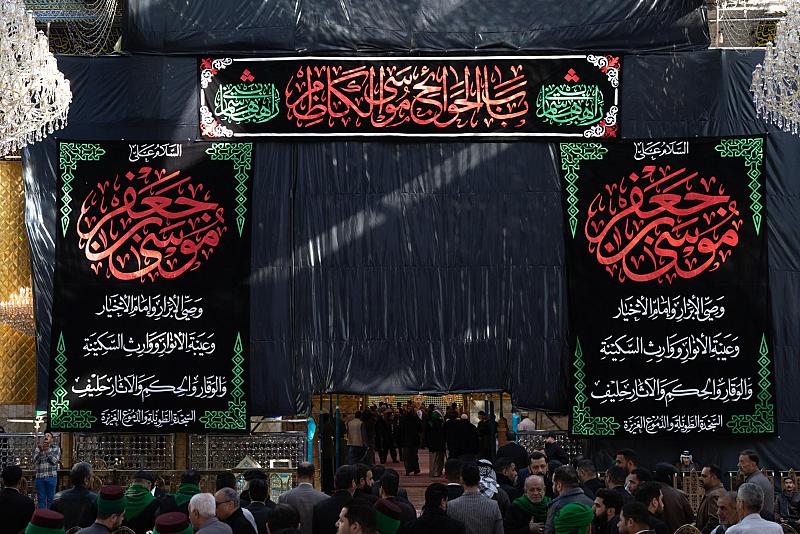 العتبة العباسية المقدسة تنشر لافتات السواد بذكرى شهادة الإمام الكاظم (عليه السلام)
