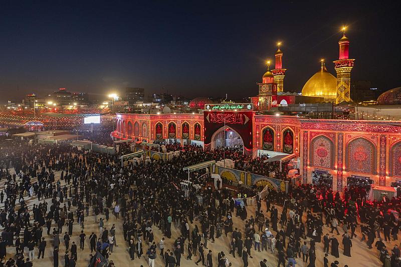 جموع غفيرة من الزائرين تحيي ليلة العاشر من المحرّم في كربلاء