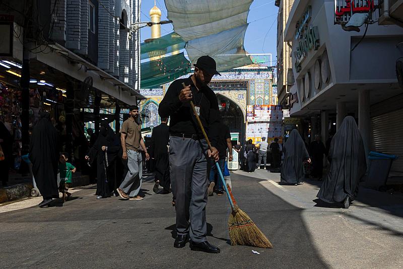 قسم بين الحرمين يجري حملة لتنظيف الطرق المؤدية إلى صحن مرقد أبي الفضل العباس(عليه السلام)