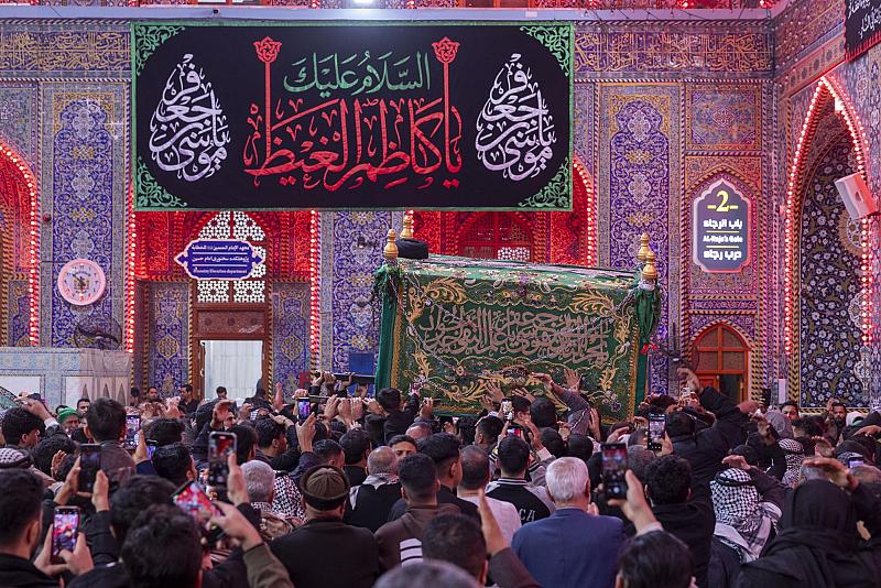 موكب أهالي كربلاء يشيع النعش الرمزي للإمام الكاظم (عليه السلام) عند العتبتين المقدستين