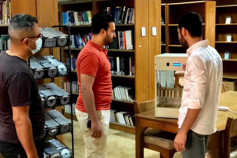 مكتبةُ جامعة العميد تُهدي مثيلتها في جامعة النهرين جهازاً لتعقيم وتعفير الكتب