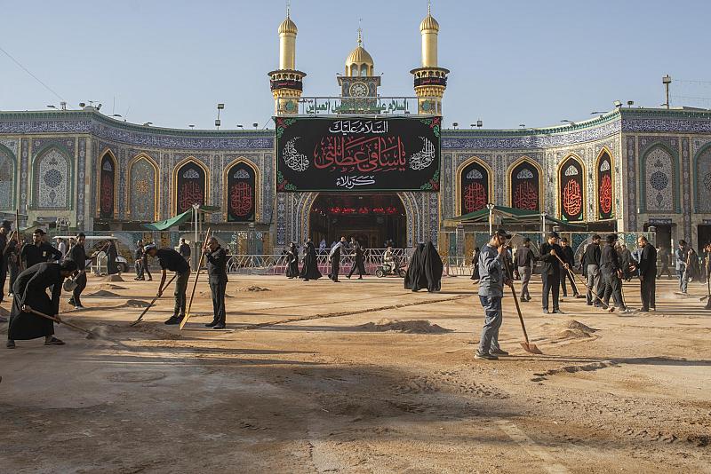 قسم الشؤون الخدمية ينفذ حملة لتنظيف شارع باب القبلة لمرقد أبي الفضل العباس (عليه السلام)