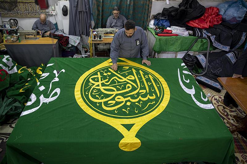 قسم الهدايا والنذور ينجز أعمال خياطة لافتات أسبوع الإمامة الدولي الثالث