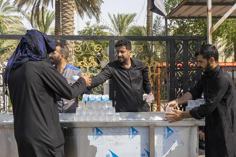 موكب مجموعة مشاتل الكفيل يقدّم خدماته لزائري الأربعين