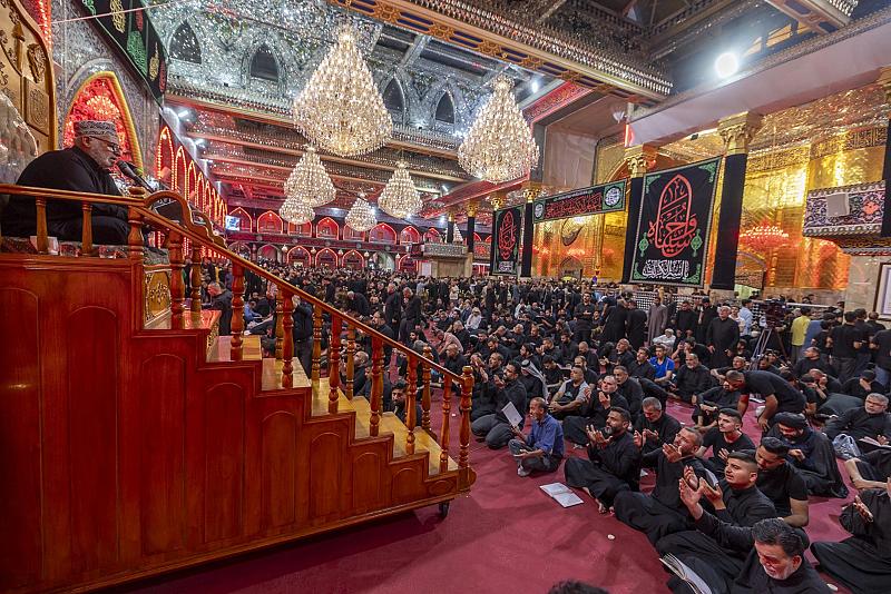 جموع المؤمنين تشارك في قراءة دعاء كميل عند مرقد أبي الفضل العباس (عليه السلام)