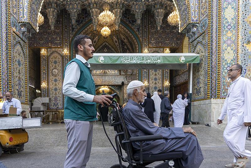 قسم حفظ النظام يقدم الرعاية الإنسانية للزائرين من كبار السن وذوي الاحتياجات الخاصة