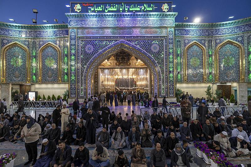 المؤمنون يحيون ليلة الجمعة الأولى لشهر شوّال عند مرقد أبي الفضل العباس (عليه السلام)