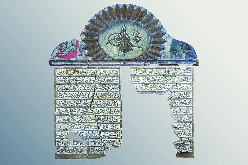 تضررت في الانتفاضة الشعبانية.. الكشف عن قطع تاريخية من الإيوان الذهبي لمرقد أبي الفضل العباس (عليه السلام)