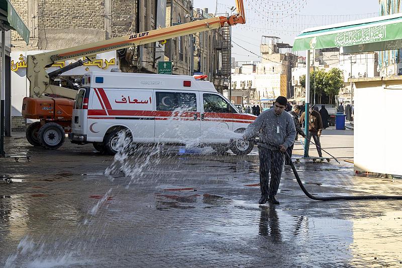 ضمن جهوده المتواصلة.. قسم الشؤون الخدمية ينفذ حملة غسل وتنظيف لمحيط العتبة العباسية المقدسة
