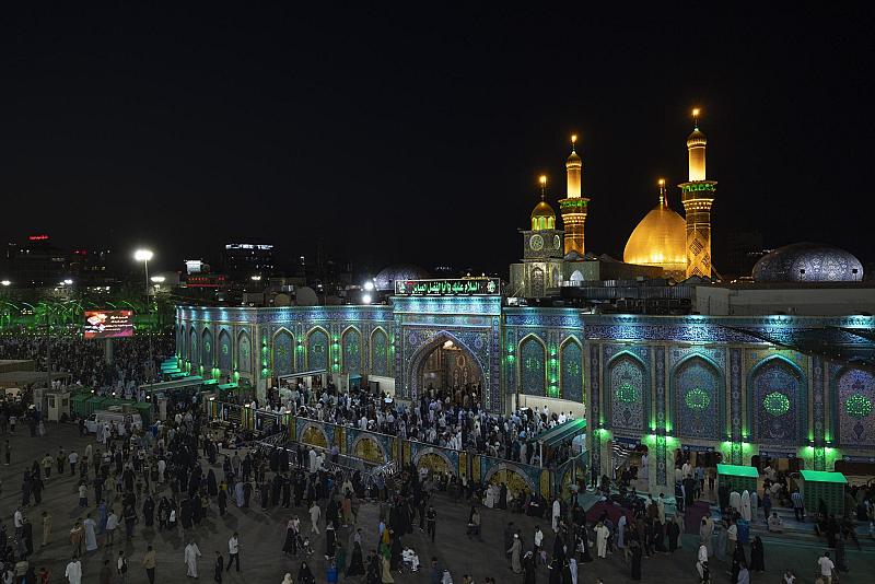 الزائرون يحيون ليلة الجمعة الأولى من شهر ربيع الأوَّل عند مرقد أبي الفضل العباس (عليه السلام)