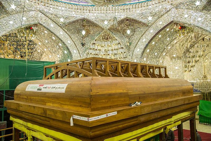 تواصل الأعمال بالهيكل الخشبيّ لشبّاك ضريح أبي الفضل العباس(عليه السلام) ومراحلُهُ تصل الى تاجه العلويّ..