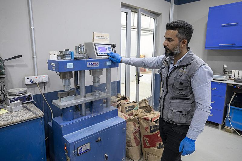 المختبر الهندسي الإنشائي: جميع المواد الإنشائية تخضع للفحص وفق معايير الجودة الدولية