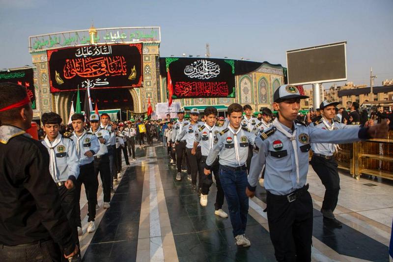 كشّافةُ الكفيل تنظّم مسيرةً عزائيّةً حسينيّة بمشاركة العشرات من فرقها الكشفيّة