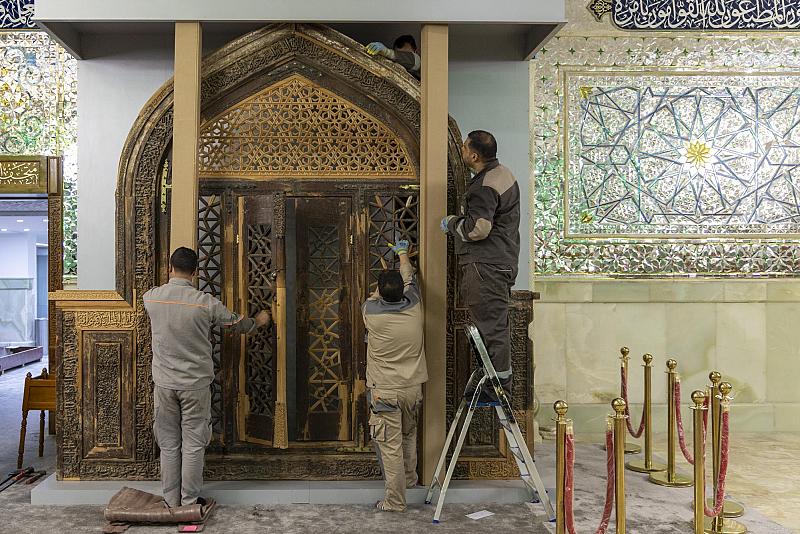 قسمُ صناعة الشبابيك يُنهي أعمال تنصيب ثلاثة شبابيك تأريخية في متحف العتبة العسكريّة المقدّسة