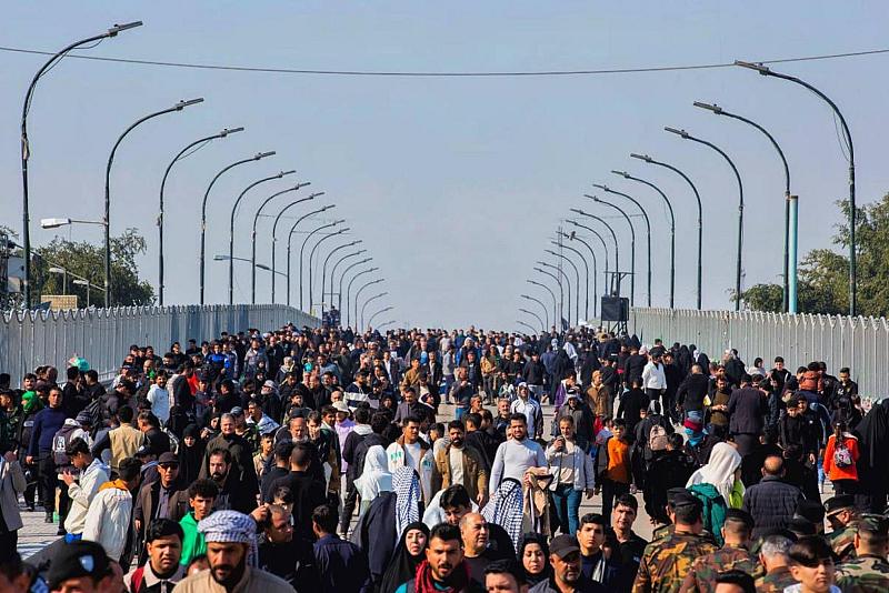 بذكرى شهادته.. جموع المعزين تواصل توافدها سيرًا على الأقدام نحو مرقد الإمام الكاظم (عليه السلام)