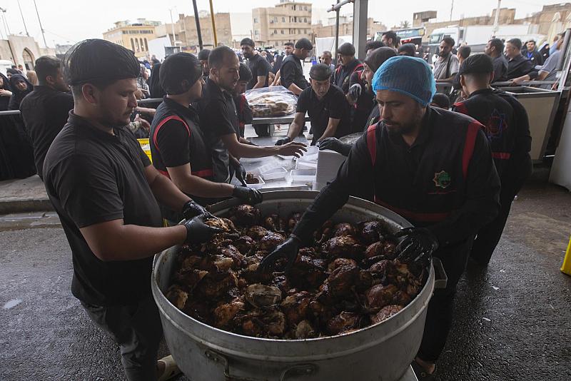 العتبة العباسية المقدسة تقدم خدماتها لزائري مدينة الكاظمية بذكرى شهادة الإمام الجواد (عليه السلام)