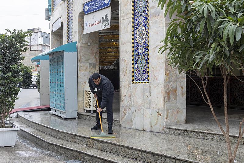 قسم الشؤون الخدمية ينفذ أعمال غسل وتنظيف محيط صحن مرقد أبي الفضل العباس (عليه السلام)