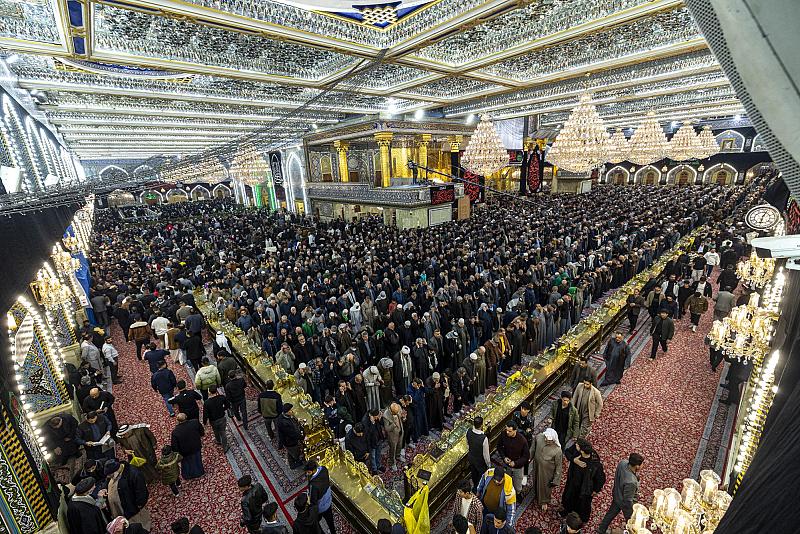 جموع الزائرين تحيي ليلة الجمعة عند مرقد أبي الفضل العباس (عليه السلام)