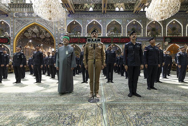 خريجو المعهد العالي للتطوير الأمني والإداري يؤدون قسم التخرج عند مرقد أبي الفضل العباس (عليه السلام)