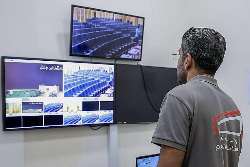 قسم المشاريع الهندسية يؤهل منظومة الصوت والصورة في القاعات الخاصة بإقامة فعاليات أسبوع الإمامة الثالث