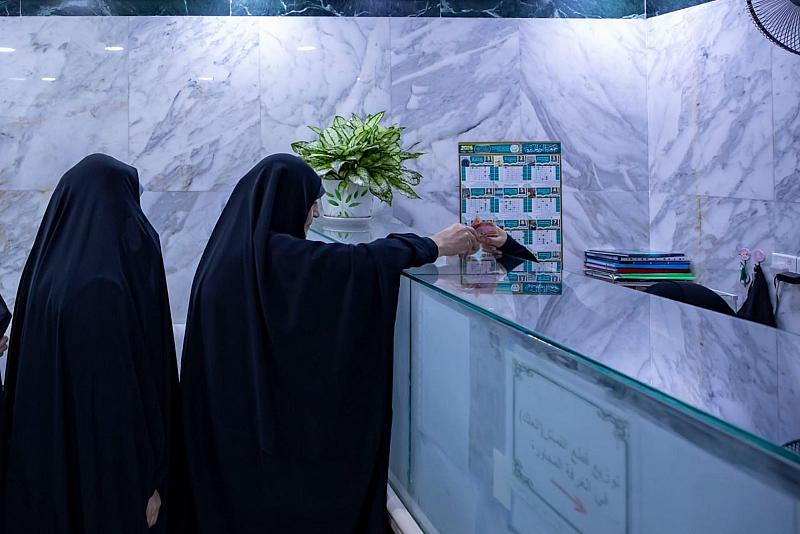 إقبال نسوي واسع على منافذ التبرع في العتبة العباسية المقدسة لدعم الشعبين الإيراني واللبناني