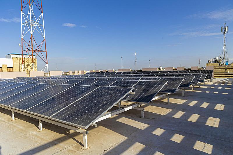 قسم المشاريع الهندسية يبيّن عمل منظومات الطاقة النظيفة المعتَمَدة في مجموعة مدارس العميد 
