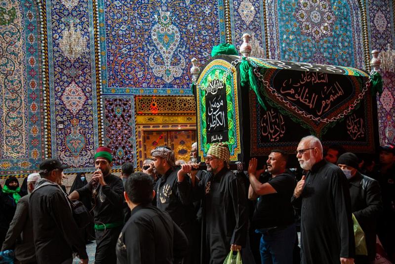 مواكبُ تقدّم تعازيها عند العتبتَيْن المقدّستَيْن