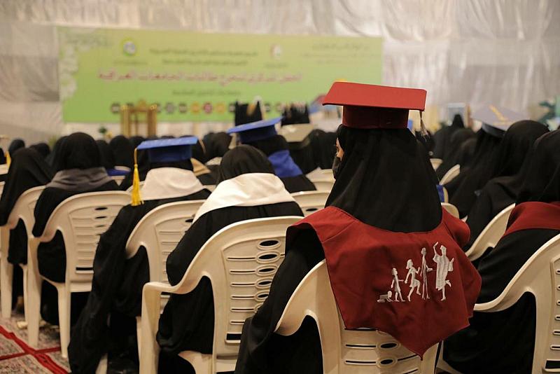 (جدران السعادة) عرض مسرحي يتخلل فعاليات حفل تخرج طالبات الجامعات في يومه الأول