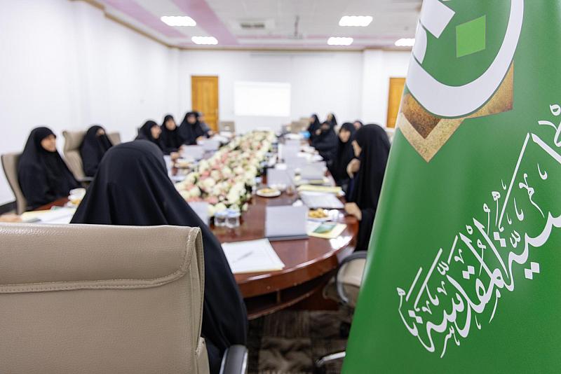 اللجنة العلمية تناقش البحوث المقدمة للمشاركة في مهرجان روح النبوة النسوي الثامن