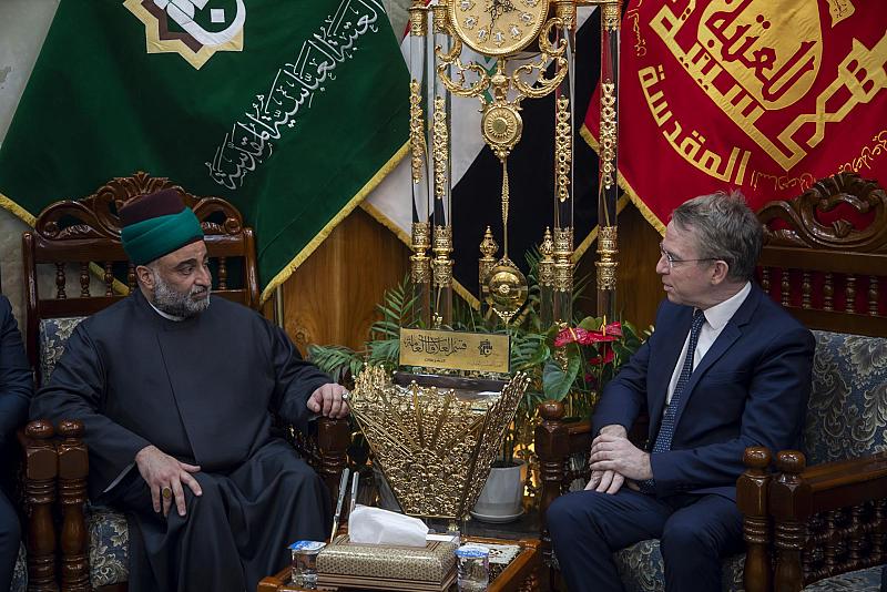 السفير الفرنسي يُشيد بمشاريع العتبة العبّاسيّة وخِدماتها المقدّمة للزائرين