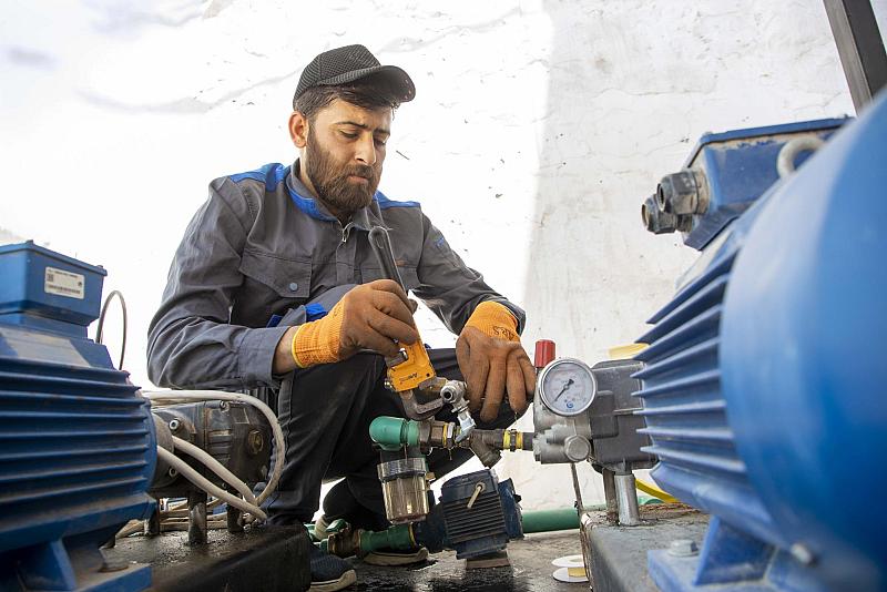 استعدادًا للزيارات المليونية.. قسم الصيانة يباشر بنصب مضخّات منظومة الرذاذ في شارع العلقمي